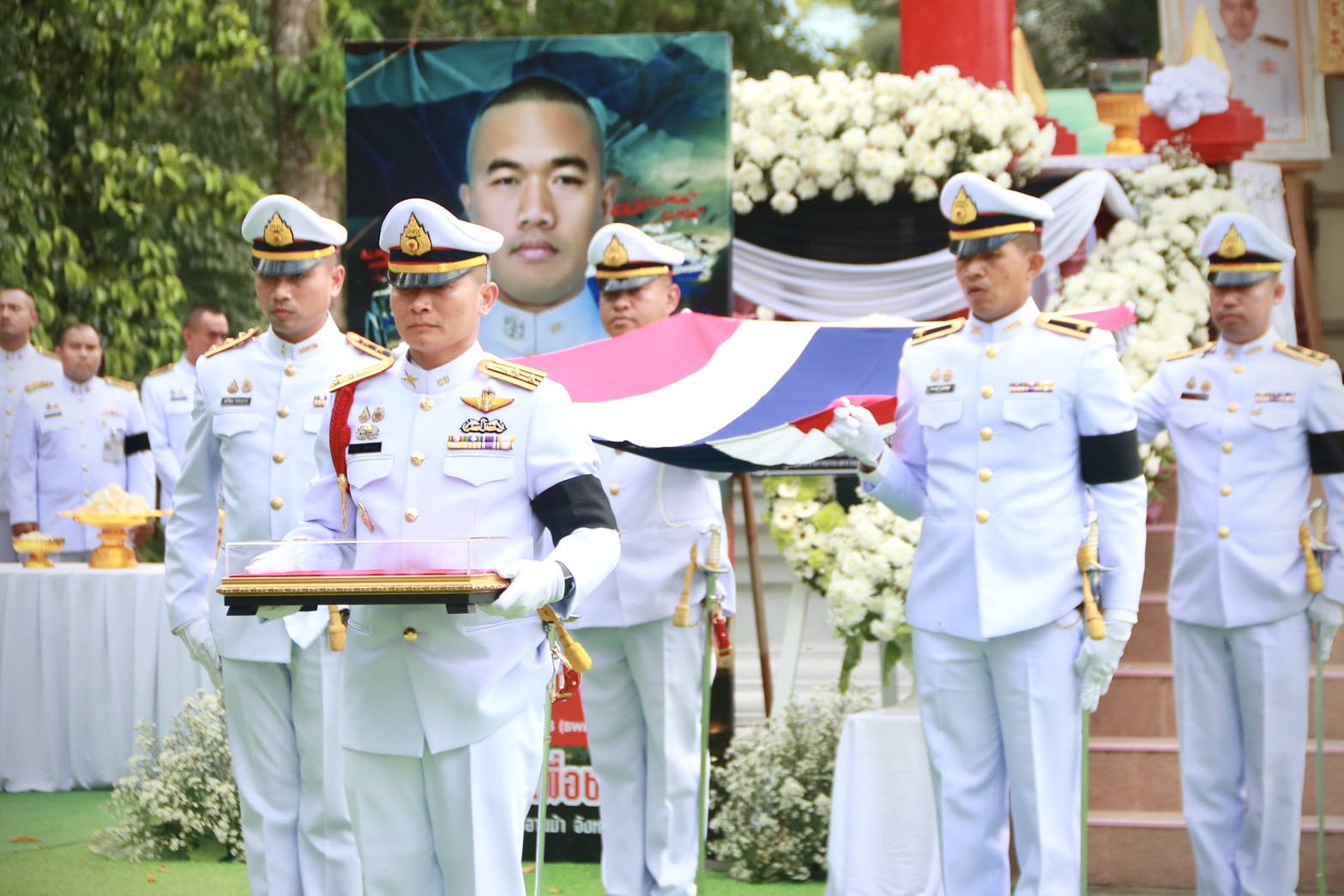 พระบาทสมเด็จพระเจ้าอยู่หัว ทรงพระกรุณาโปรดเกล้าโปรดกระหม่อมพระราชทาน พระบรมราชานุเคราะห์ ในการพระราชทานเพลิงศพ จ่าสิบเอก ทวีรัตน์ รัตนบุรี อย่างสมเกียรติ สดุดีทหารกล้าวีรบุรุษผู้พลีชีพเพื่อปกป้องผืนแผ่นดินไทย จากเหตุการณ์ความไม่สงบบริเวณชายแดนไทย&ndash;กัมพูชา
