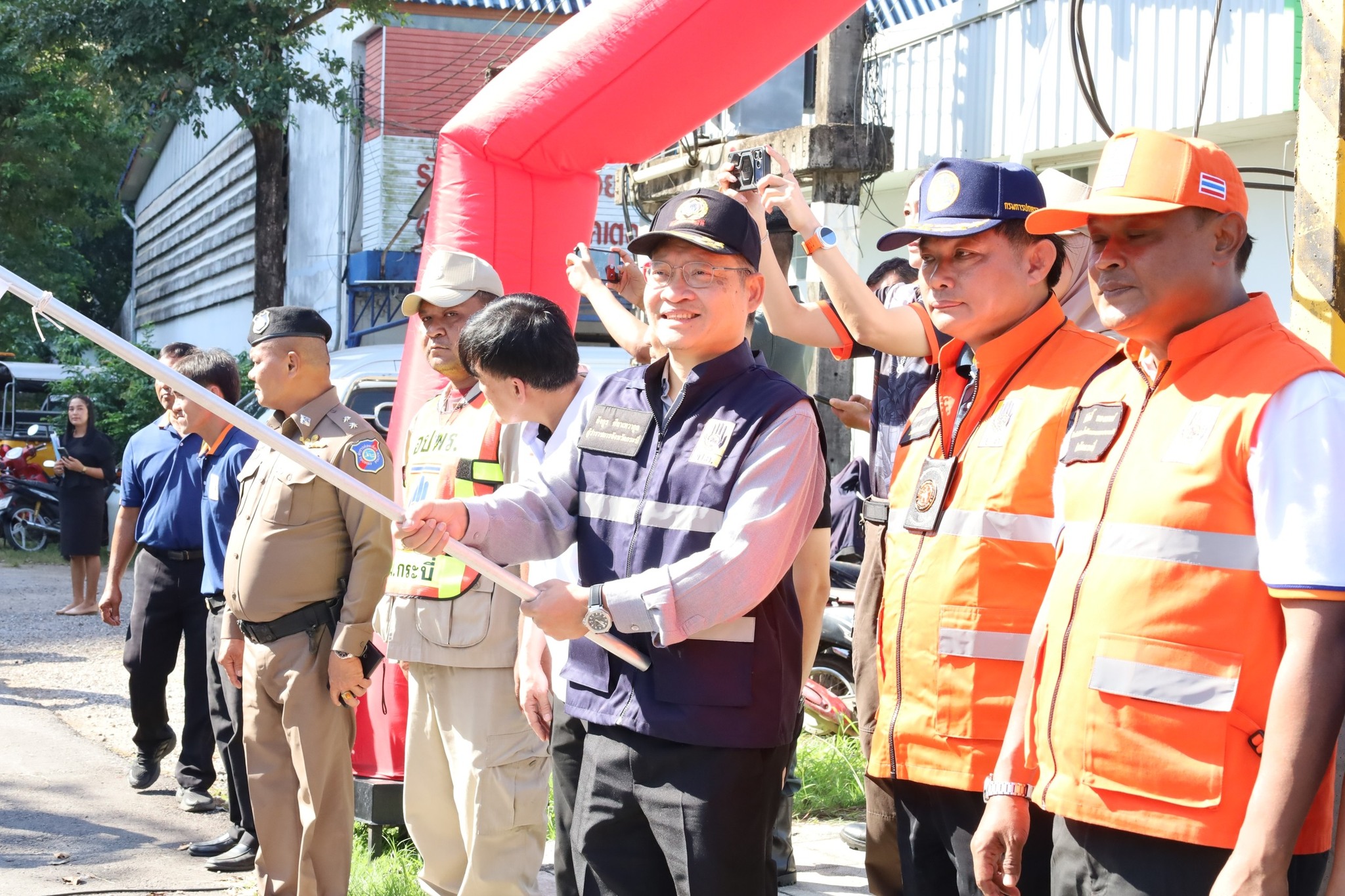 จังหวัดกระบี่ เปิดศูนย์ปฏิบัติการป้องกันและลดอุบัติเหตุทางถนนและทางทะเล ช่วงเทศกาลปีใหม่ 2569 ตั้งเป้ามีผู้เสียชีวิตจากอุบัติเหตุทางถนนไม่เกิน 2 ราย บาดเจ็บไม่เกิน 34 ราย