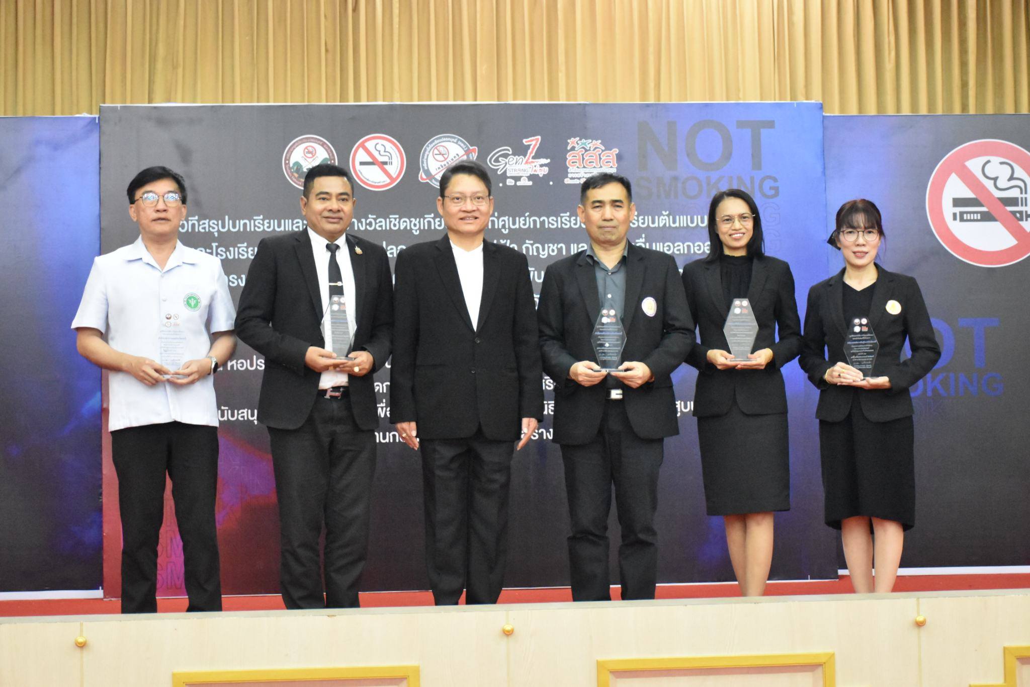 จังหวัดกระบี่ตอกย้ำความมุ่งมั่นในการปกป้องสุขภาวะเด็กและเยาวชน เปิดเวทีสรุปบทเรียนและมอบรางวัลเชิดชูเกียรติแก่ศูนย์การเรียนรู้และโรงเรียนต้นแบบยั่งยืน ภายใต้โครงการพัฒนาศักยภาพเครือข่ายครูเพื่อขับเคลื่อนจุดจัดการโรงเรียนปลอดบุหรี่อย่างยั่งยืน ประจำปี 2568