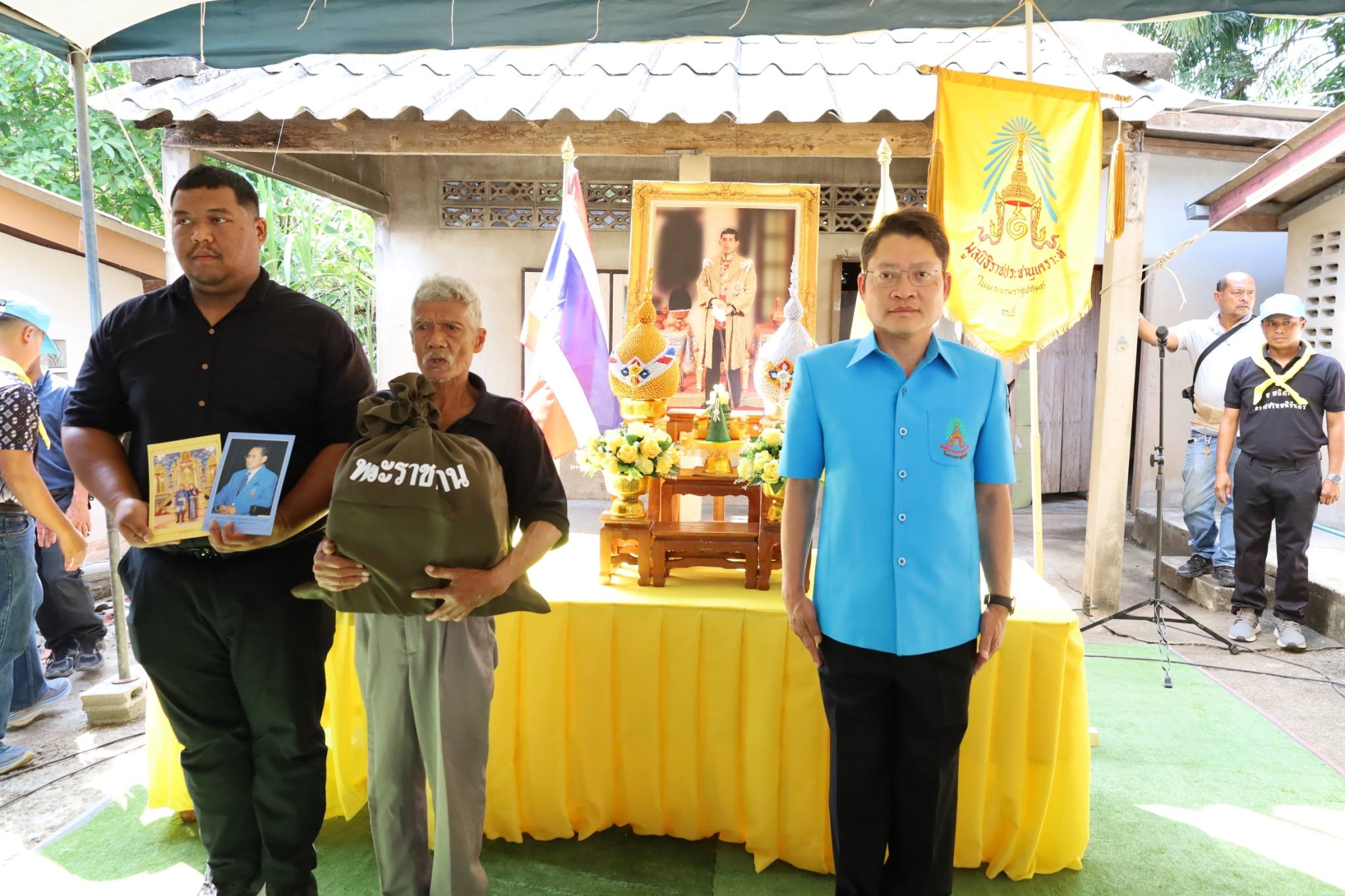 ผู้ว่าราชการจังหวัดกระบี่ เชิญสิ่งของพระราชทานมูลนิธิราชประชานุเคราะห์ ในพระบรมราชูปถัมภ์ ช่วยเหลือผู้ประสบอัคคีภัยในพื้นที่อำเภอเหนือคลอง