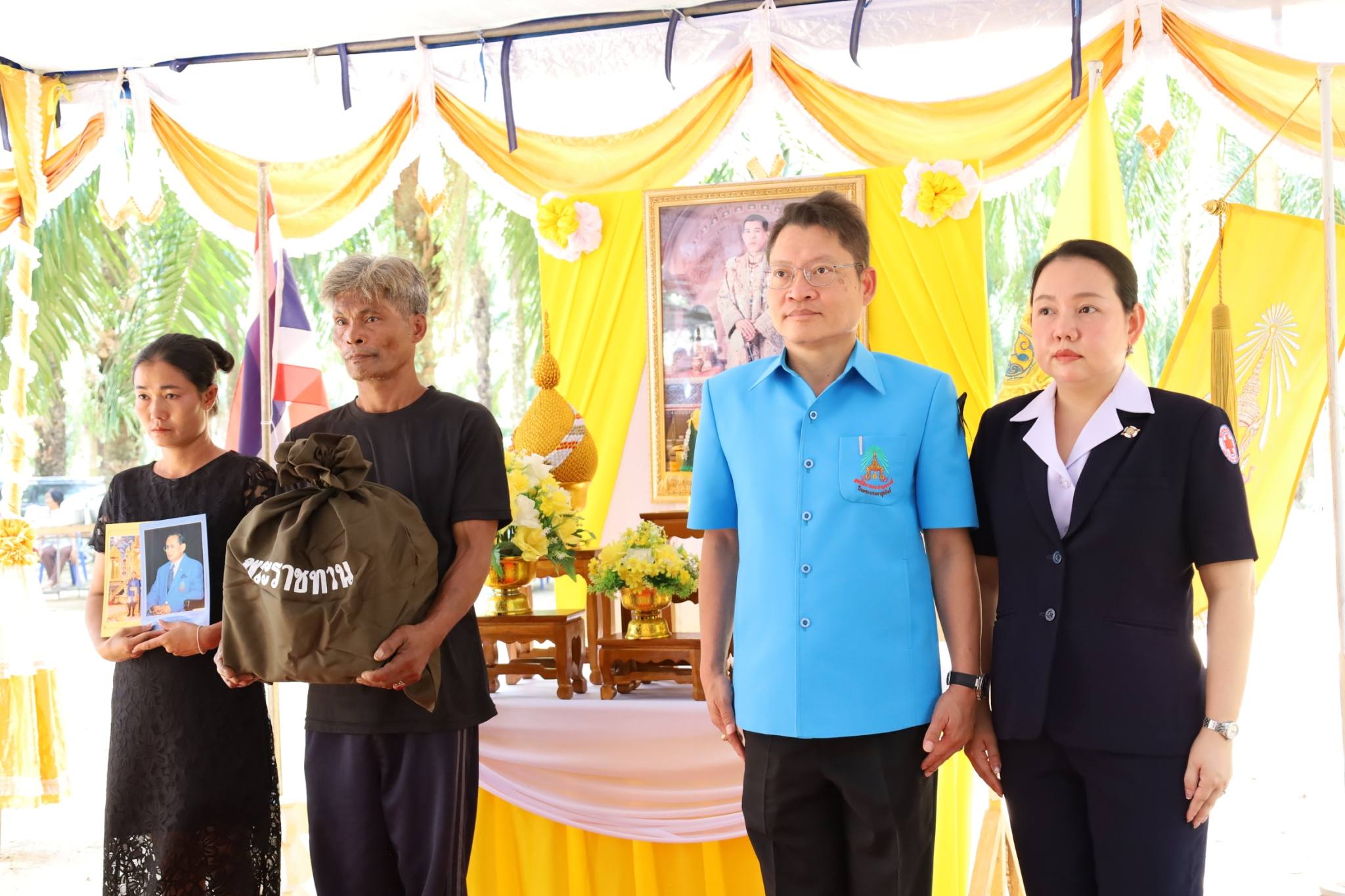 ผู้ว่าฯ กระบี่ เป็นประธานในพิธีเชิญสิ่งของพระราชทานช่วยเหลือผู้ประสบอัคคีภัยฯ ต.คลองท่อมใต้ พร้อมส่งกำลังใจแก่ครอบครัว "คงบำรุง" หลังสูญเสียบุคคลอันเป็นที่รัก