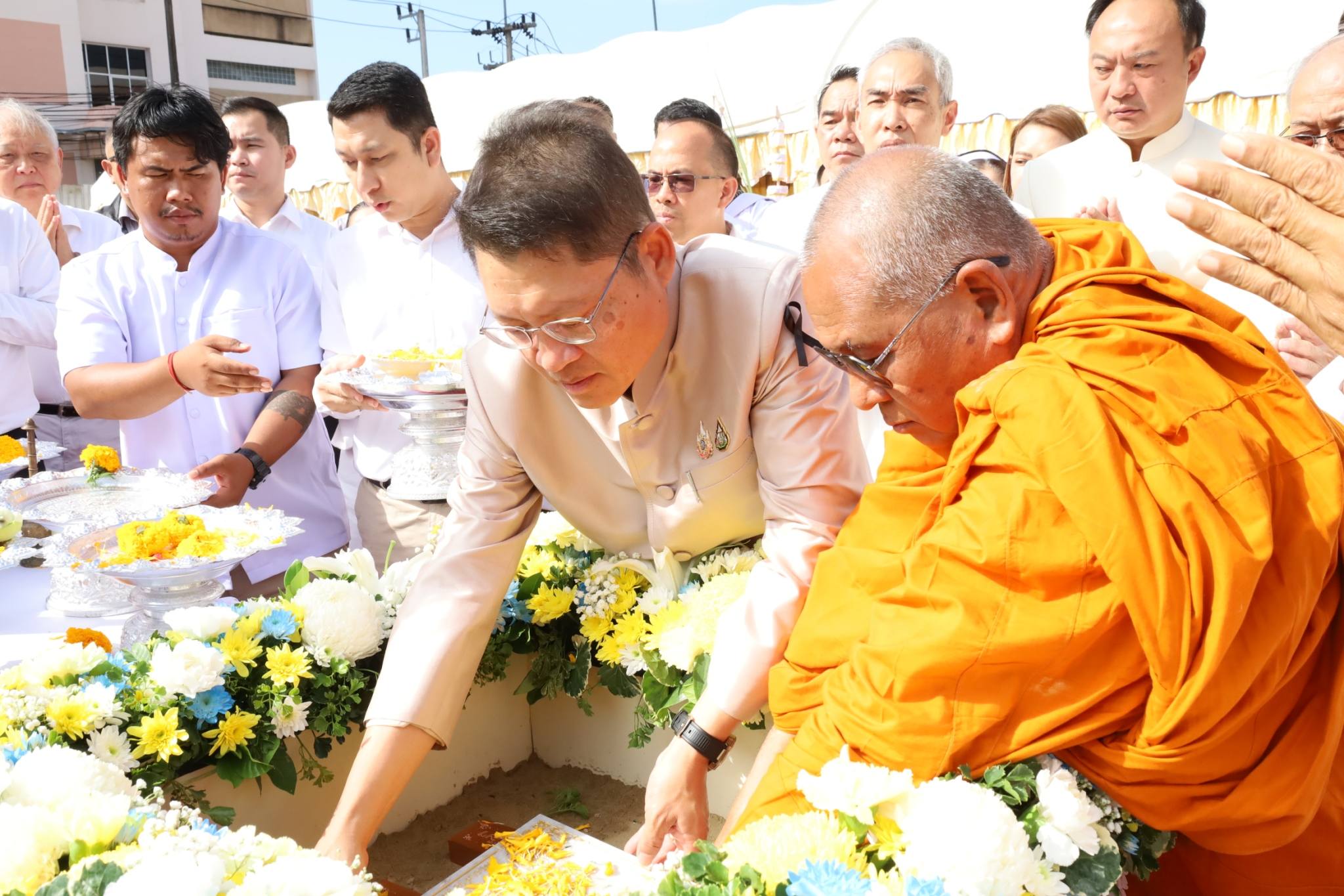 ผู้ว่าฯ กระบี่ เป็นประธานในพิธีวางศิลาฤกษ์อาคารบำบัดรักษา 6 ชั้น รพ.กระบี่ เพิ่มห้องผ่าตัด ย่นเวลารอ ลดโอกาสพิการ-เสียชีวิต พร้อมขยายการรองรับผู้ป่วยวิกฤติ คาด สร้างเสร็จและพร้อมเปิดใช้งานปี 71