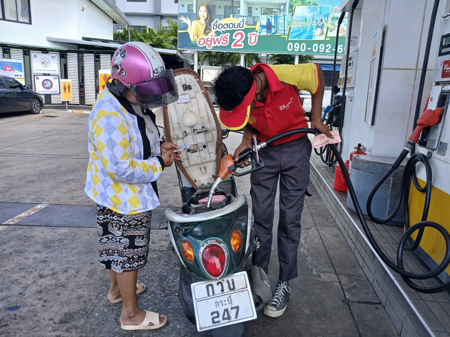 สถานีบริการน้ำมันในจังหวัดกระบี่ ขอความร่วมมือประชาชน ไม่ต้องแตกตื่นแห่เติมน้ำมัน เพราะเป็นเหตุให้น้ำมันถูกขายหมด ขนจากคลังมาส่งให้ไม่ทัน