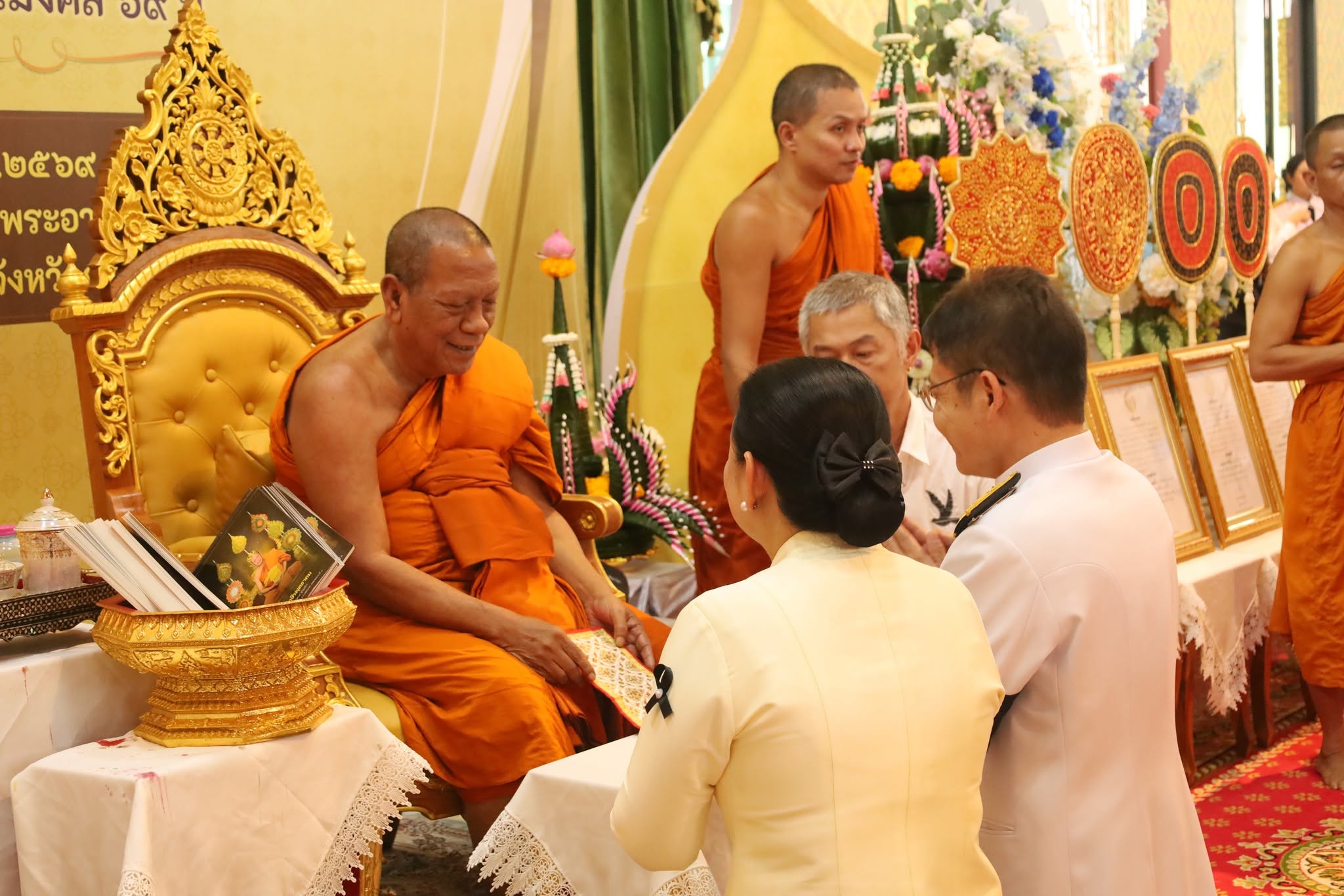 พุทธศาสนิกชนจากทั่วสารทิศ หลั่งไหลร่วมพิธีบำเพ็ญกุศลอายุวัฒนมงคล ครบ 69 ปี พระธรรมวชิรพุทธาคม รองเจ้าคณะภาค 17 และเจ้าอาวาสวัดมหาธาตุวชิรมงคล พระอารามหลวง เนืองแน่น !
