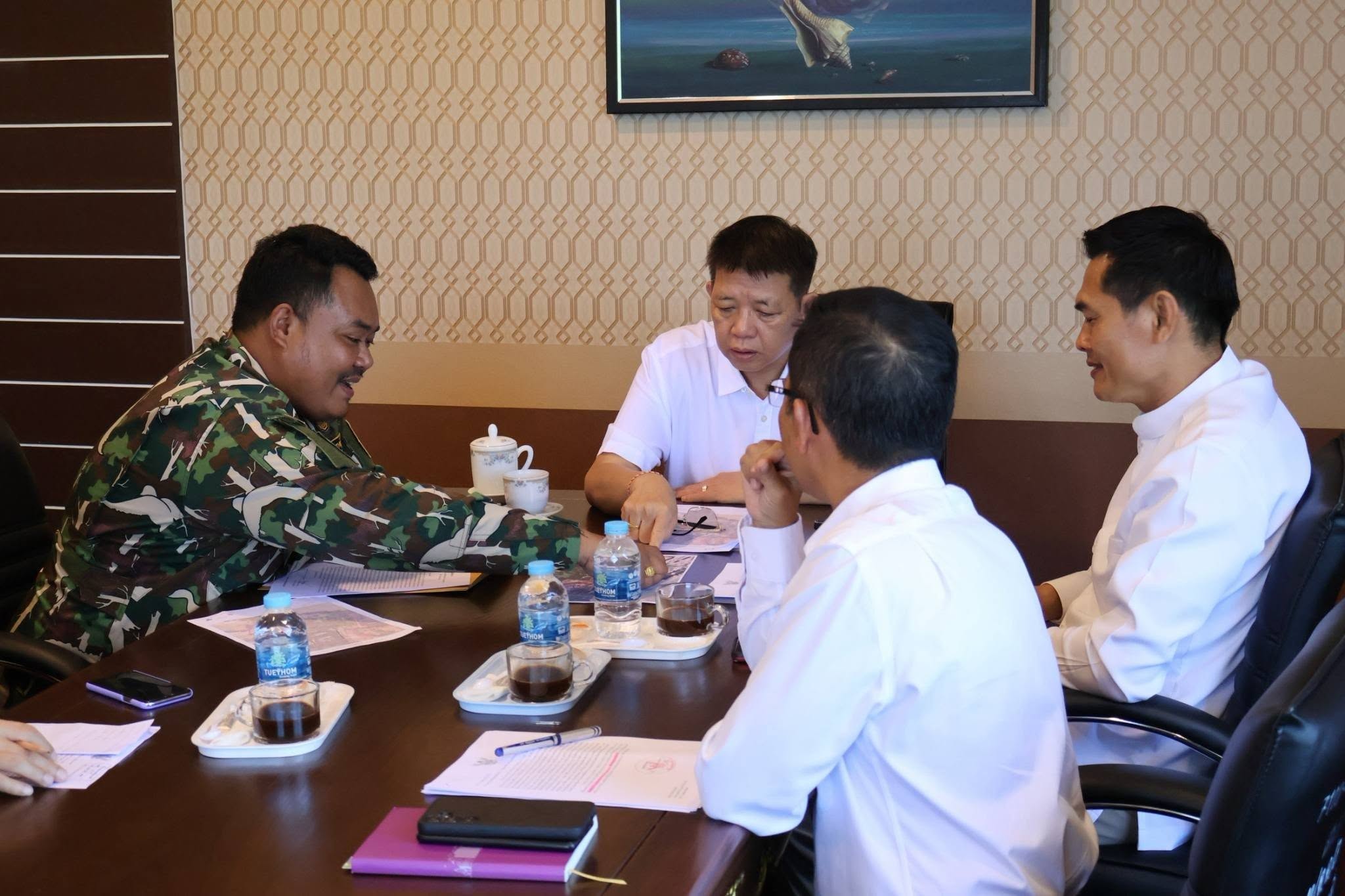 รองผู้ว่าฯ กระบี่ นำถกแนวทางแก้ปัญหาข้อร้องเรียนประชาชนที่ได้รับผลกระทบจากการก่อสร้างกำแพงปิดกั้นเส้นทางเข้า-ออก
