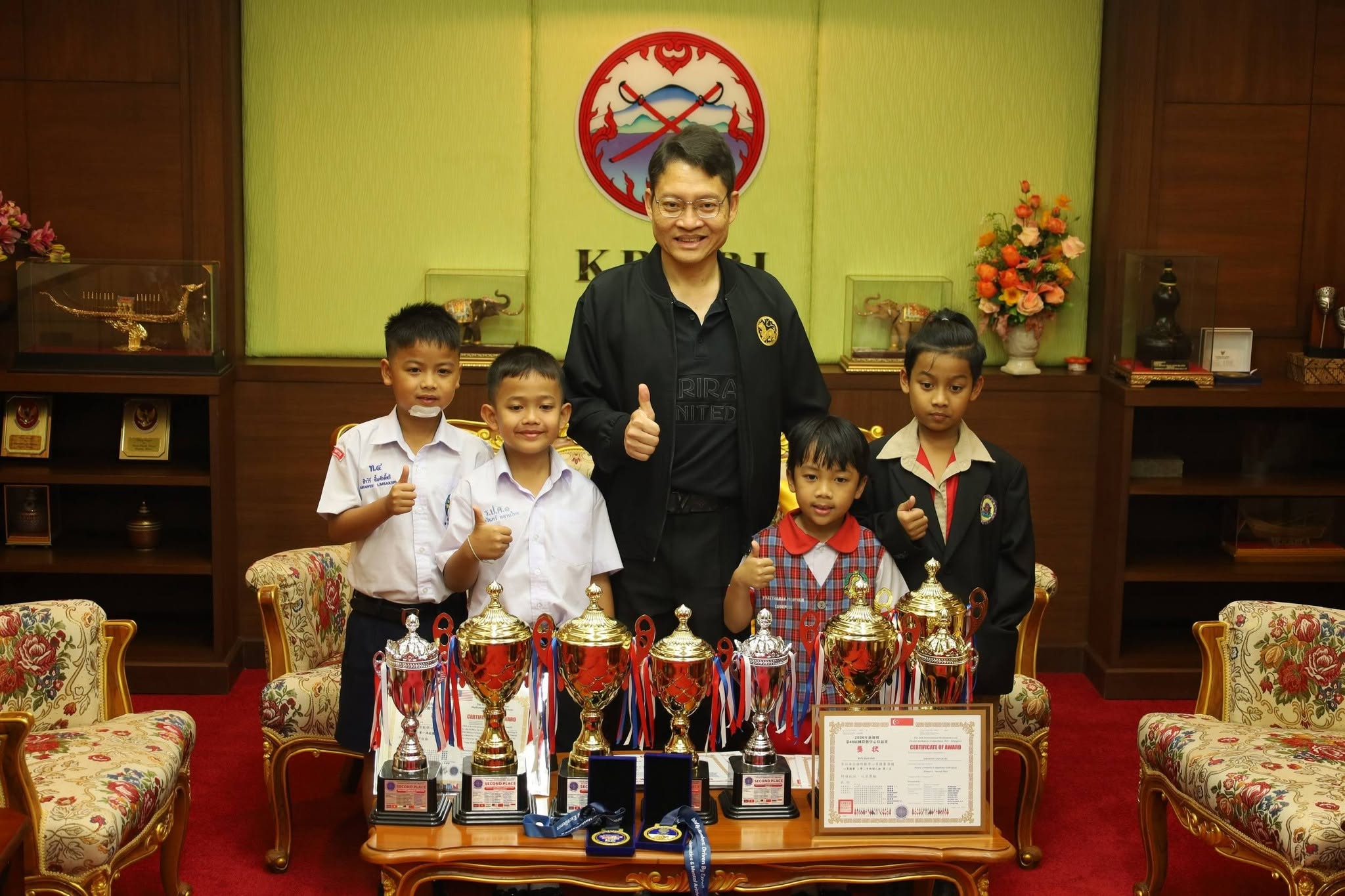 เด็กไทยเก่งไม่แพ้ชาติใดในโลก ! ผู้ว่าฯ กระบี่ มอบเหรียญกษาปณ์ที่ระลึก ยินดีเด็กเก่ง คว้ารางวัลคณิตคิดเร็วสนามนานาชาติจากสิงคโปร์
