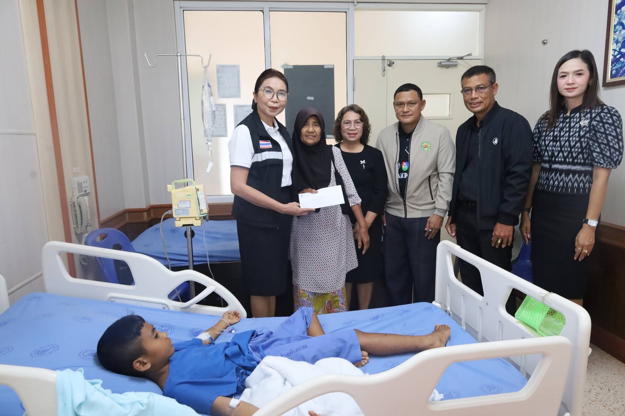 สพป.กระบี่ รุดเยี่ยมให้กำลังใจนักเรียนถูกพ่อเลี้ยงทำร้าย ย้ำรร.ดูแลความปลอดภัยและมีระบบช่วยเหลือนักเรียนใกล้ชิด