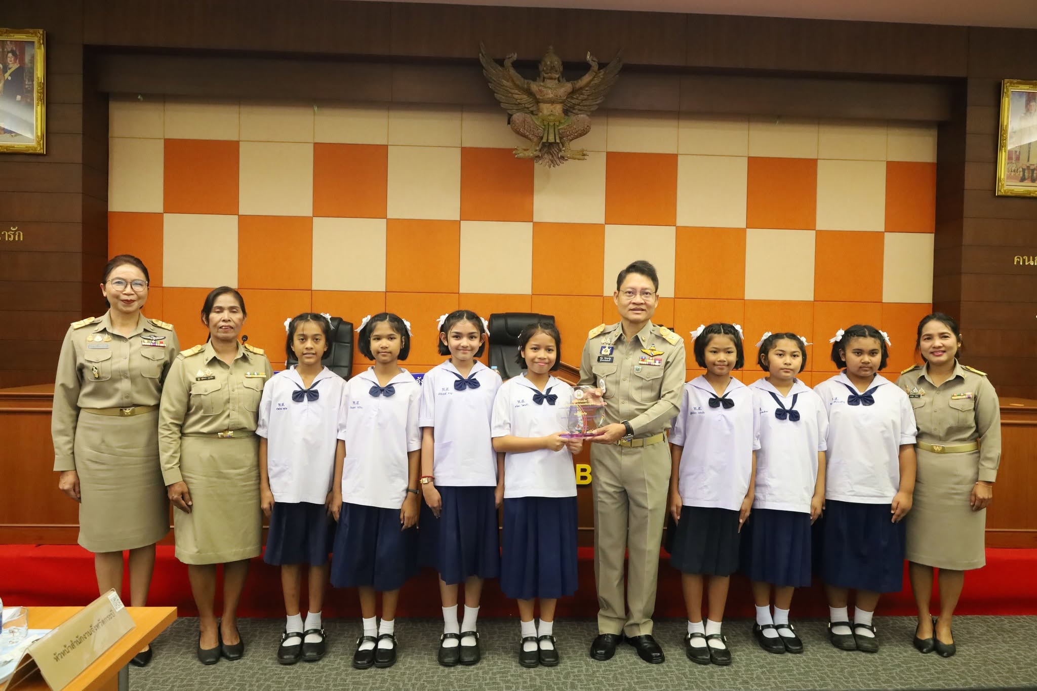ผู้ว่าฯ กระบี่ มอบโล่รางวัลการประกวดสวดมนต์หมู่สรรเสริญพระรัตนตรัย ทำนองสรภัญญะ แก่รร.ที่ชนะเลิศ ระดับจังหวัด