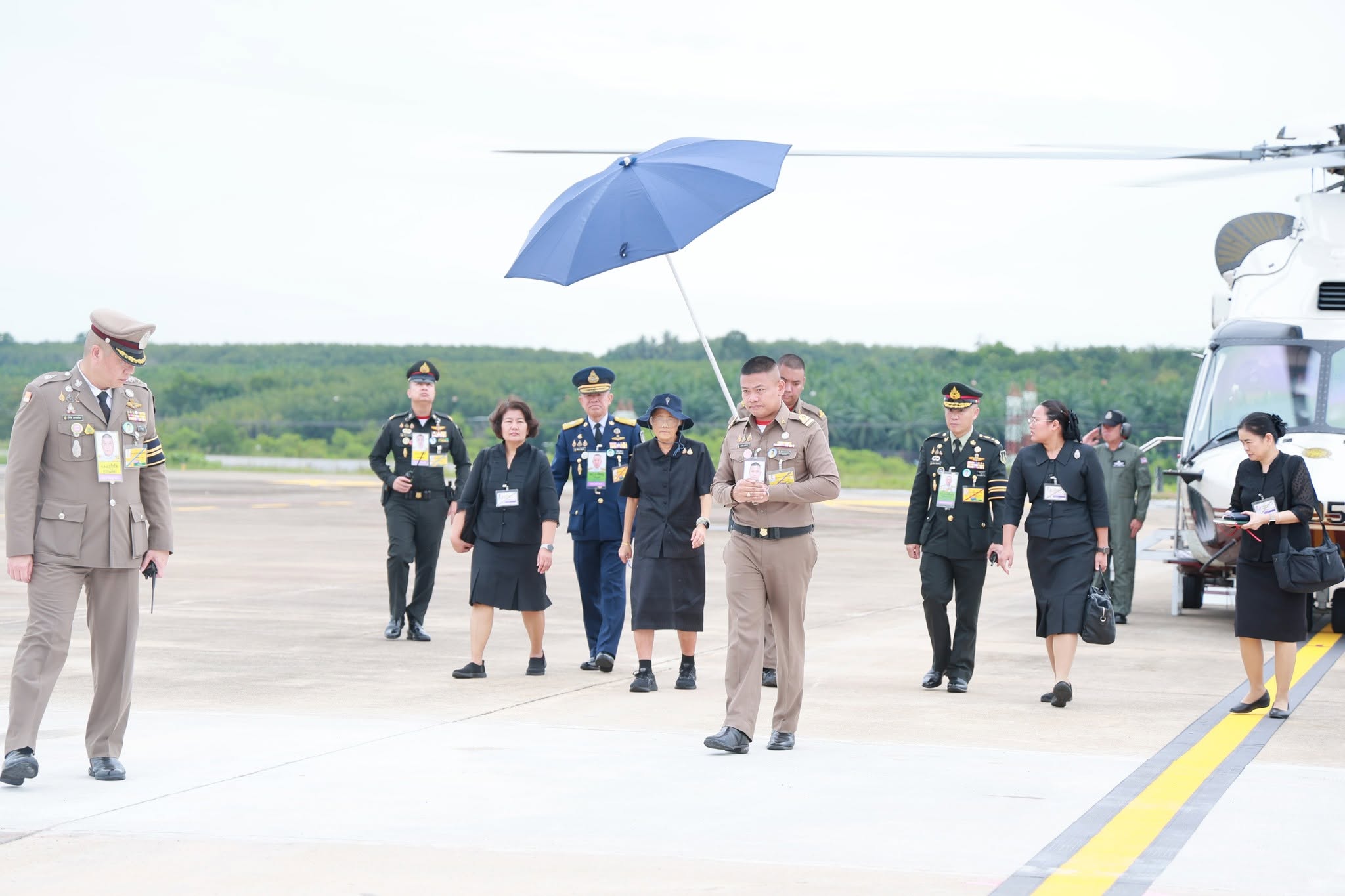 สมเด็จพระกนิษฐาธิราชเจ้า กรมสมเด็จพระเทพรัตนราชสุดาฯ สยามบรมราชกุมารี เสด็จพระราชดำเนินถึงท่าอากาศยานกระบี่ โดยมีผู้ว่าราชการจังหวัดกระบี่ พร้อมคณะ เฝ้าฯ รับเสด็จฯ