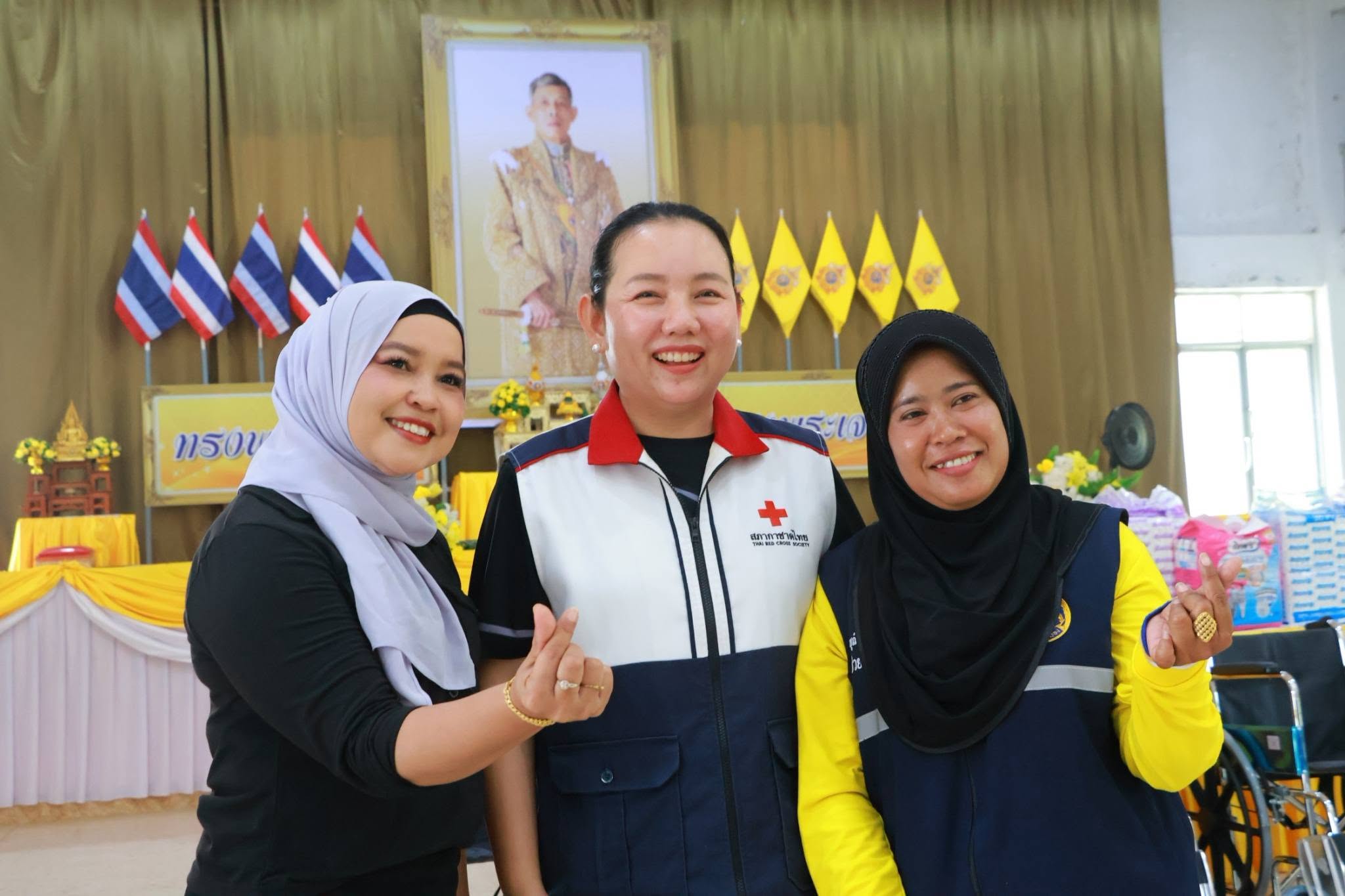สุขใจทั้งผู้ให้และผู้รับ เหล่ากาชาดฯ -ชมรมแม่บ้านมท.จ.กระบี่ ลุยมอบถุงยังชีพและสิ่งของจำเป็นแก่กลุ่มเปราะบาง ครบ 8 อ. ปิดท้ายที่เหนือคลอง ชาวบ้านปลื้ม ! ขอร่วมเฟรมนายกเหล่าฯ บรรยากาศสุดอบอุ่น
