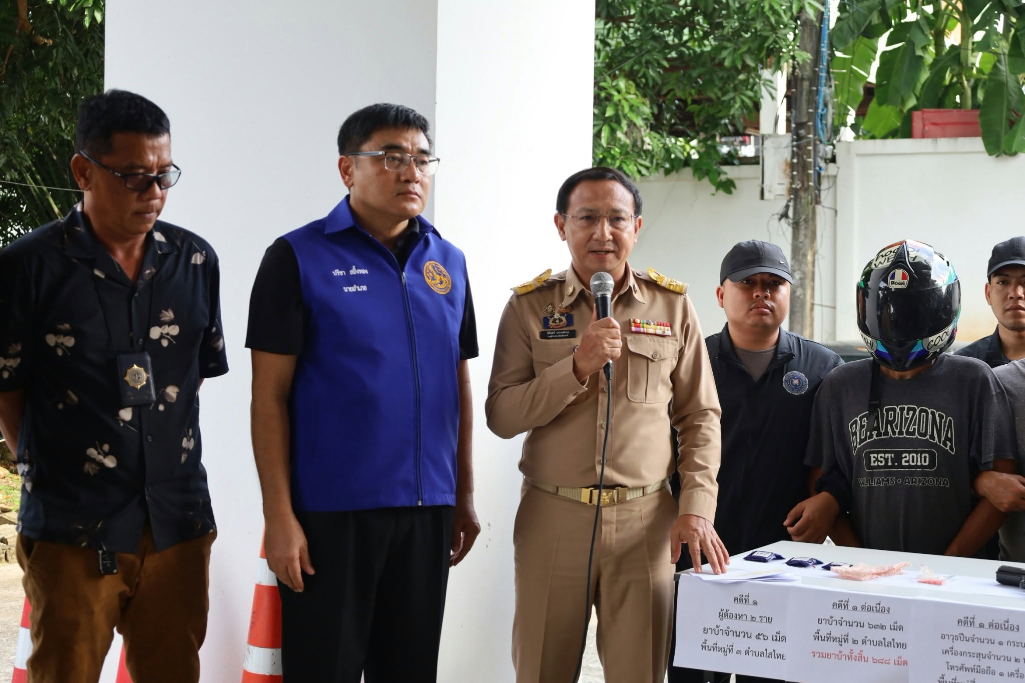 กระบี่แถลงผลจับกุมผู้ต้องหาคดียาเสพติด 2 ราย มูลค่าของกลาง ยานพาหนะ อาวุธปืน สร้อยทอง และทรัพย์สินอื่น รวมกว่า 2.8 ล้านบาท !