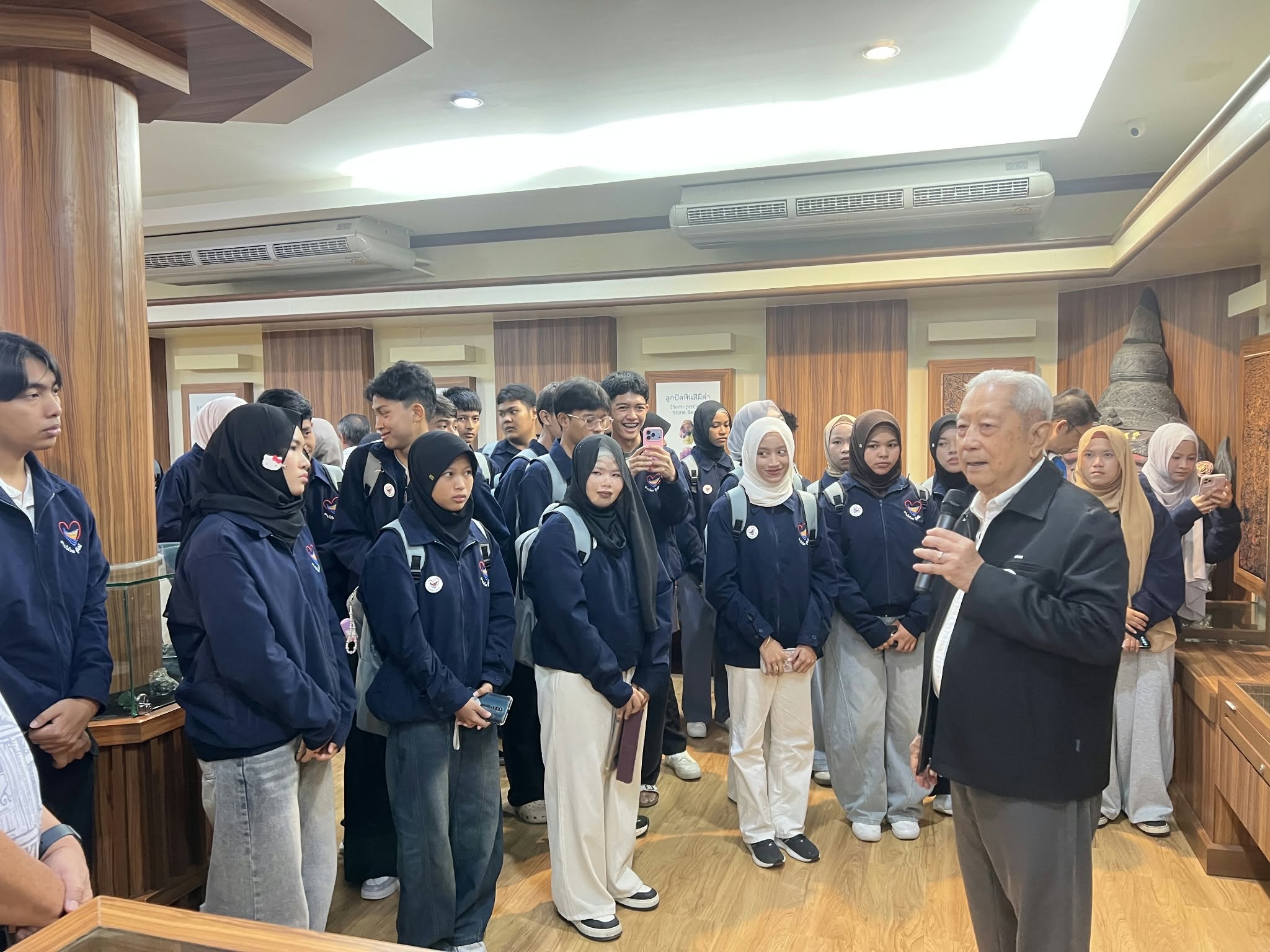 ประธานองคมนตรี ลงพื้นที่จ.กระบี่ ตรวจเยี่ยมและให้กำลังใจเยาวชน โครงการ "สานใจไทย สู่ใจใต้" รุ่นที่ 47 พร้อมนำน้อง ๆ ศึกษามรดกทางโบราณคดี ณ พิพิธภัณฑสถานวัดคลองท่อมใต้