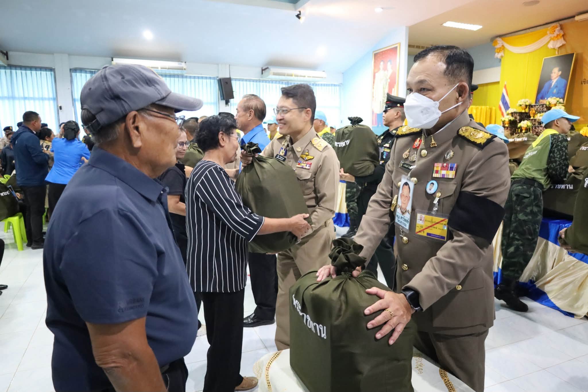 พระบาทสมเด็จพระเจ้าอยู่หัว ทรงพระกรุณาโปรดเกล้าฯ ให้องคมนตรี ร่วมกับมูลนิธิราชประชานุเคราะห์ ในพระบรมราชูปถัมภ์ เชิญสิ่งของพระราชทานมอบแก่ประชาชนผู้ประสบอุทกภัยในพื้นที่จังหวัดกระบี่